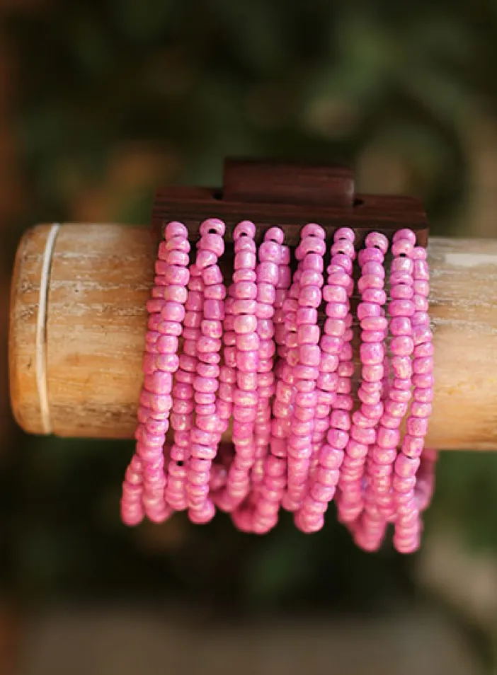 Náramek s dřevěnou přezkou, růžová s perletí | PachaMama.cz