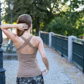 Tílko Lea s všitou braletkou, barva SABLE | PachaMama.cz