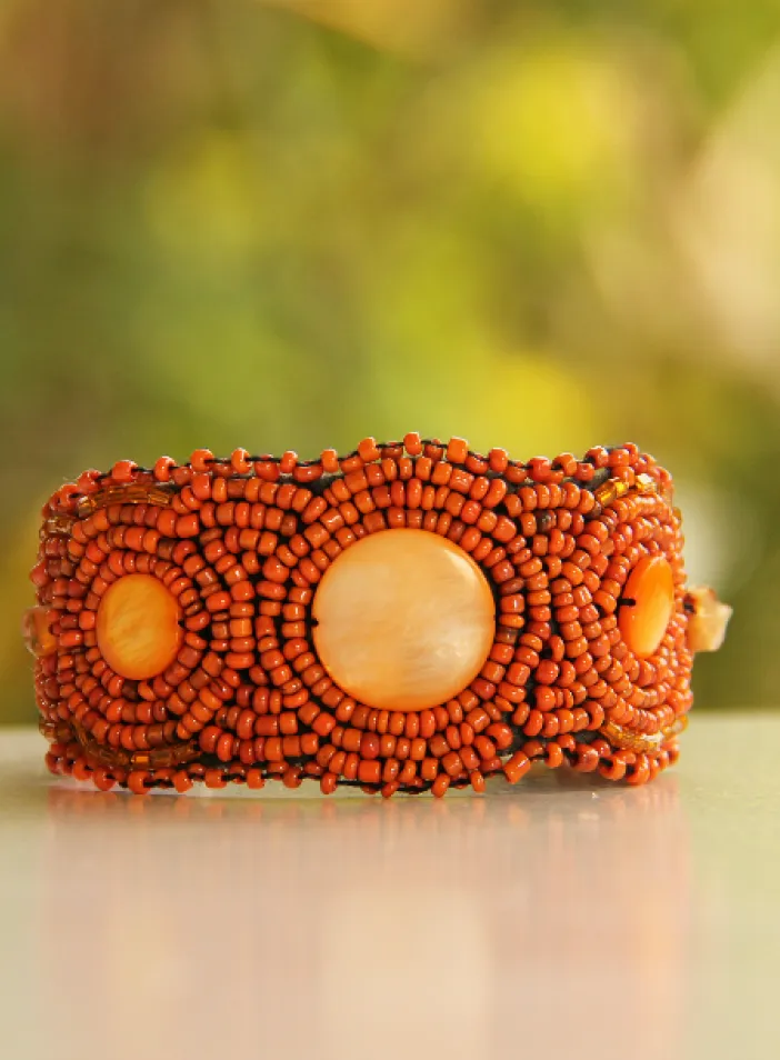 Korálkový náramek, vyšívaný, oranžový | PachaMama.cz
