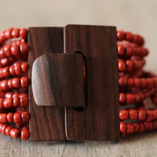 Náramek s dřevěnou přezkou, červený | PachaMama.cz