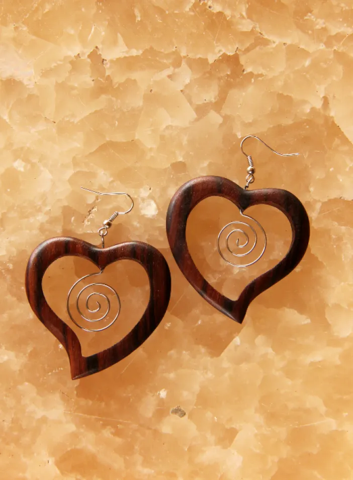 Dřevěné náušnice se spirálou, srdce | PachaMama.cz