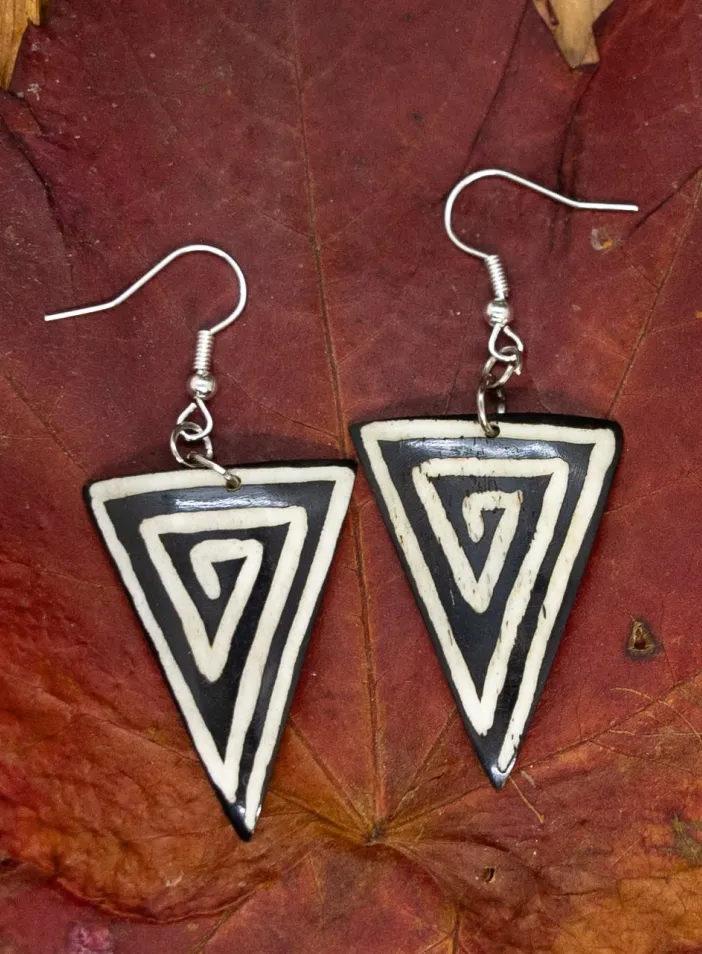 Kostěné náušnice "Spirals Triangle"  | PachaMama.cz