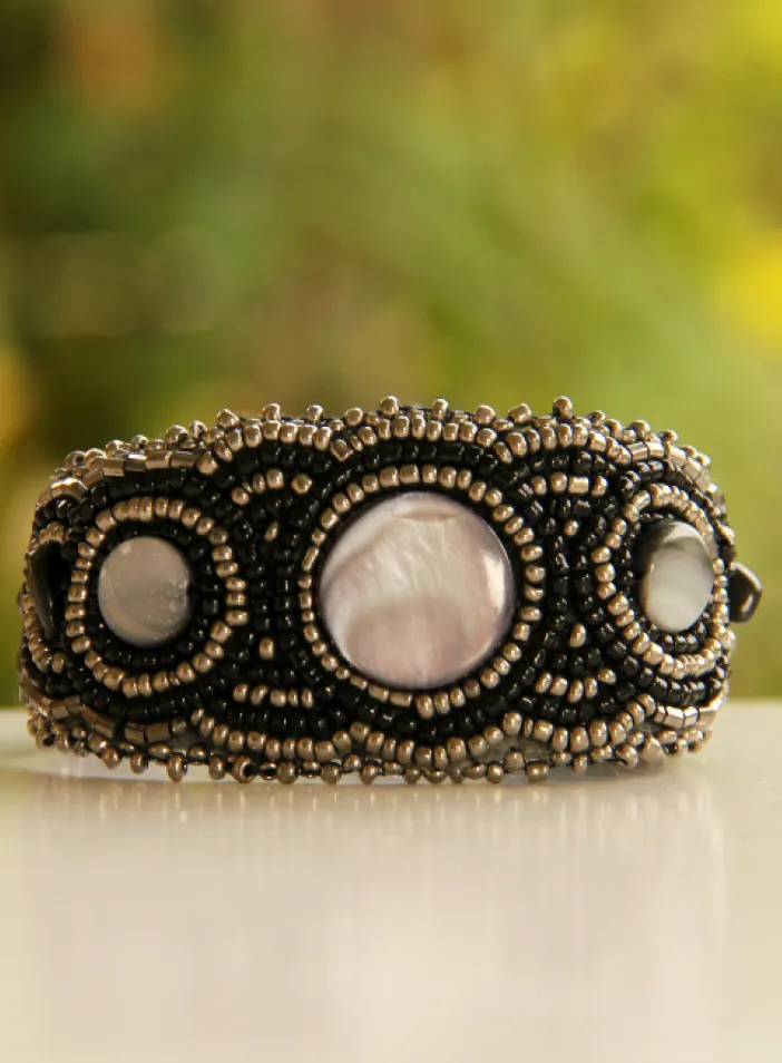 Korálkový náramek, vyšívaný, černý | PachaMama.cz