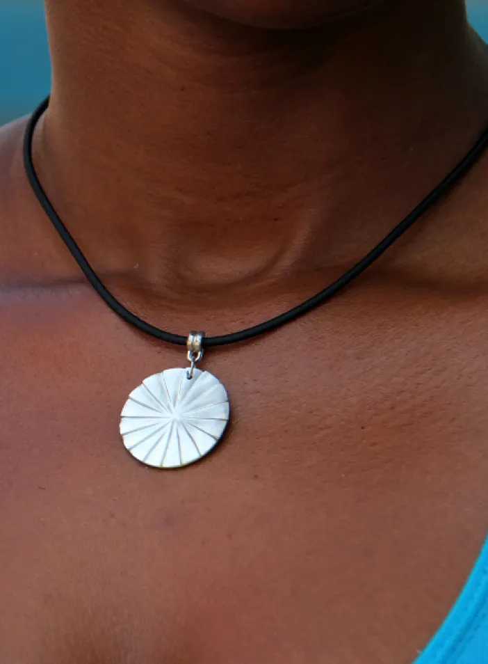 Náhrdelník s perleťovým příveskem      | PachaMama.cz