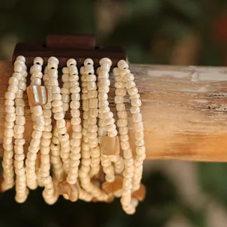 Náramek s dřevěnou přezkou, krémový | PachaMama.cz