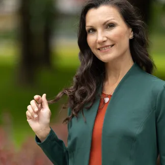 Maya – dámské sako s řaseným rukávem, tmavě zelená barva | PachaMama.cz