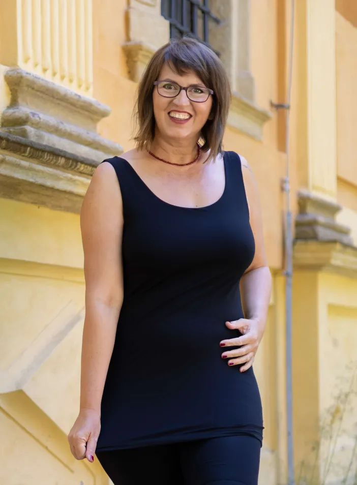 Dlouhé tílko Lenny s všitou braletkou, BLACK | PachaMama.cz