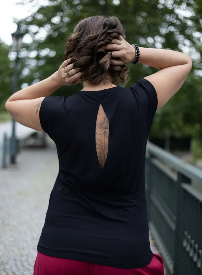 Triko Allure s výstřihem na zádech "Black" | PachaMama.cz