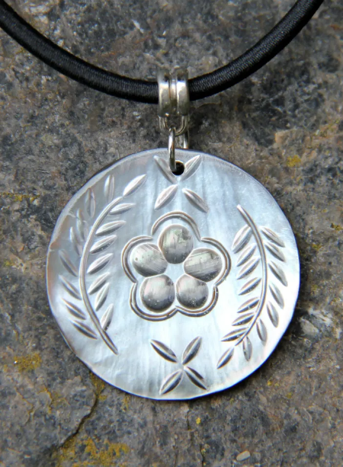 Náhrdelník s perleťovým příveskem | PachaMama.cz