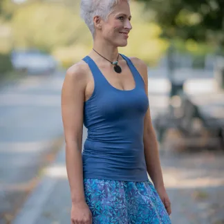 Tílko Lea s všitou braletkou, barva INDIGO | PachaMama.cz