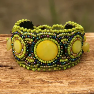 Korálkový náramek, vyšívaný, zelený | PachaMama.cz