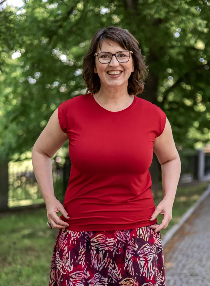 Triko Allure s výstřihem na zádech "Colonial red" | PachaMama.cz