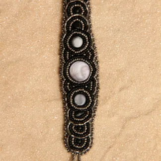 Korálkový náramek, vyšívaný, černý | PachaMama.cz