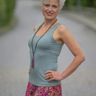 Tílko Lea s všitou braletkou, barva MOSS | PachaMama.cz