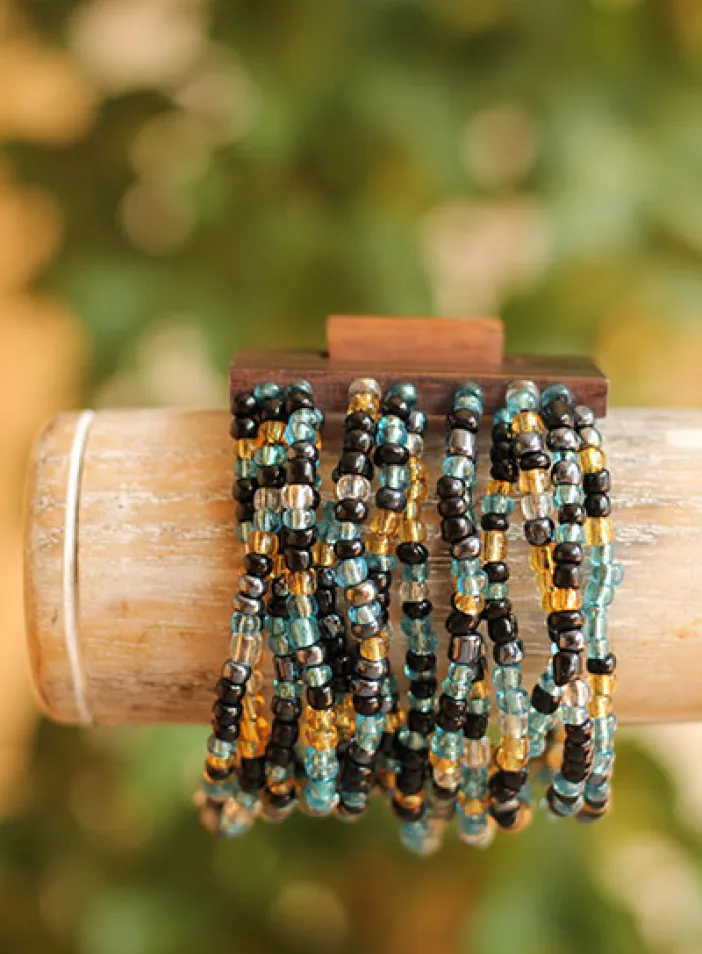 Náramek s dřevěnou přezkou, mix barev | PachaMama.cz