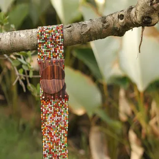 Korálkový opasek s dřevěnou přezkou | PachaMama.cz