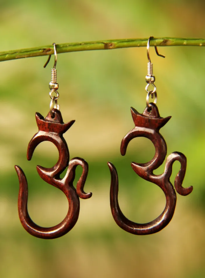 Originální dřevěné náušnice " Óm" | PachaMama.cz