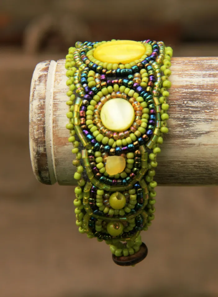 Korálkový náramek, vyšívaný, zelený | PachaMama.cz