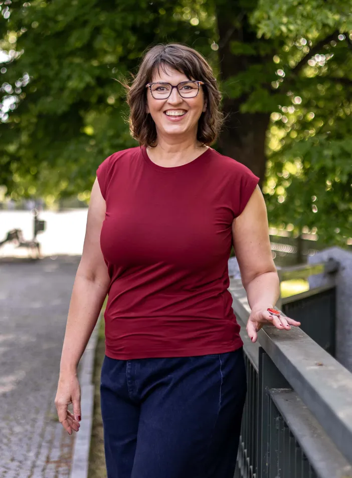 Triko Allure s výstřihem na zádech "Scarlet" | PachaMama.cz