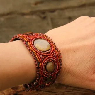 Korálkový náramek, vyšívaný, hnědooranžový | PachaMama.cz