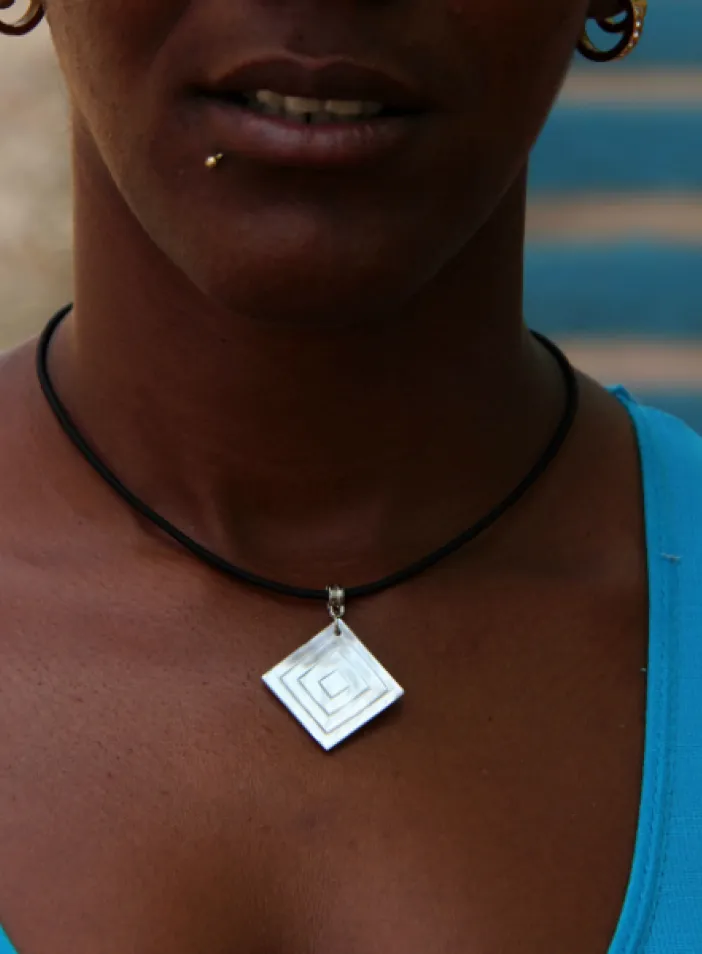 Náhrdelník s perleťovým příveskem   | PachaMama.cz