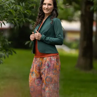 Maya – dámské sako s řaseným rukávem, tmavě zelená barva | PachaMama.cz