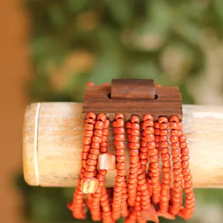 Náramek s dřevěnou přezkou, červený | PachaMama.cz