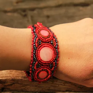 Korálkový náramek, vyšívaný, červený | PachaMama.cz
