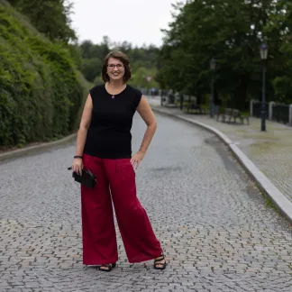 Triko Allure s výstřihem na zádech 