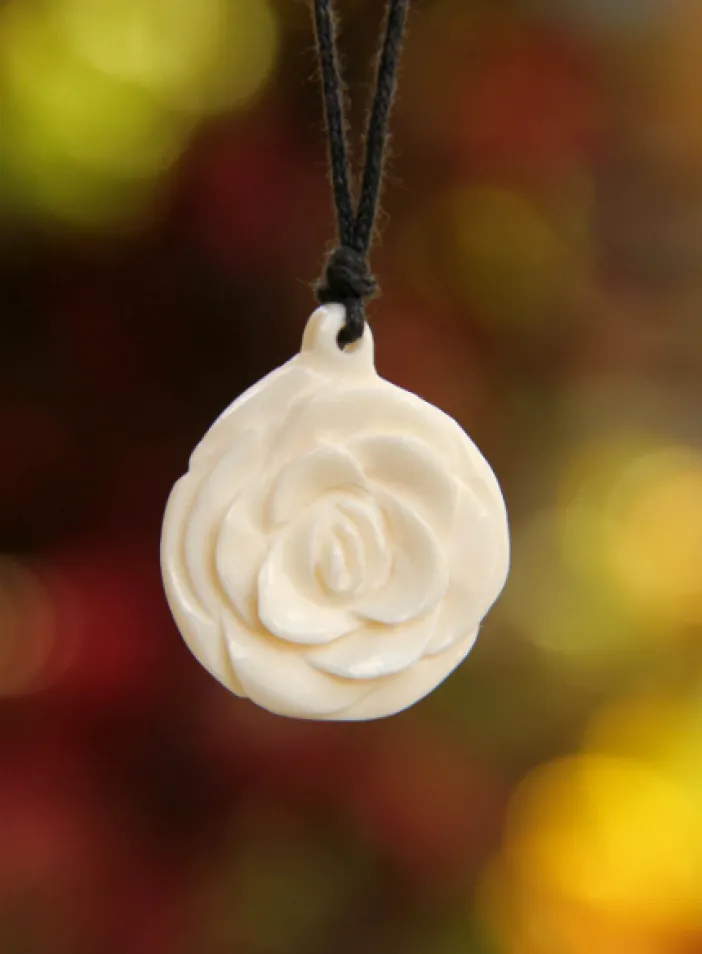 Kostěný přívěsek "Růže" | PachaMama.cz