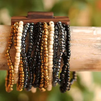 Náramek s dřevěnou přezkou, mix barev | PachaMama.cz