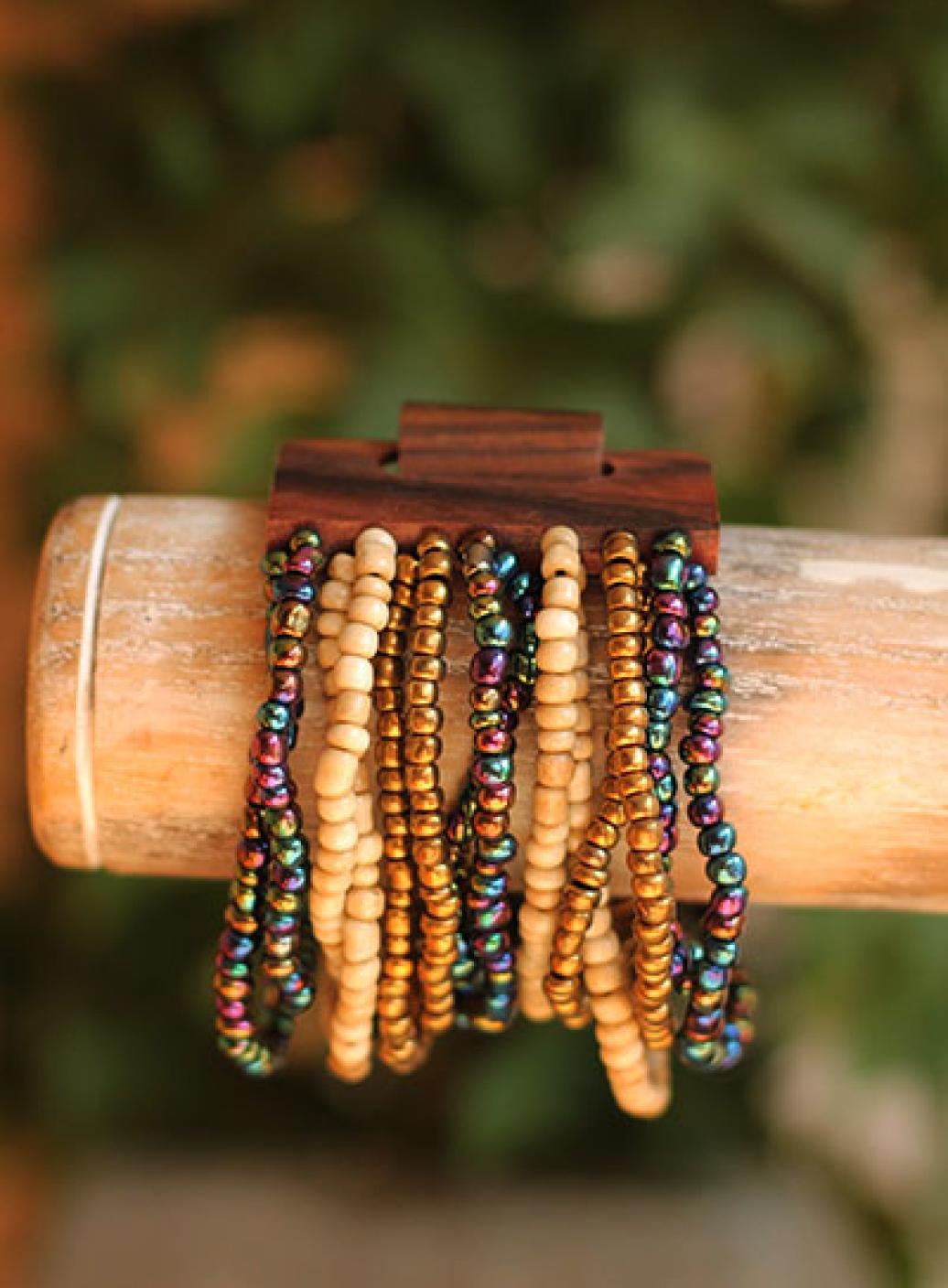 Náramek s dřevěnou přezkou, mix barev | PachaMama.cz