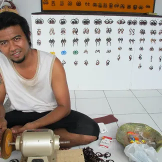 Dřevěné náušnice s tyčkou   | PachaMama.cz