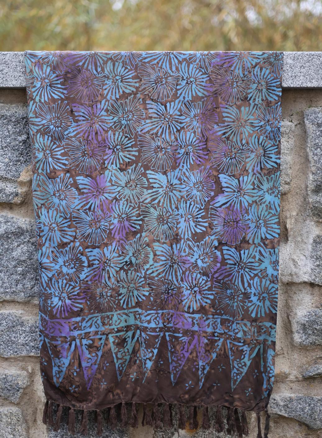 Sarong hnědý s velkými květy | PachaMama.cz