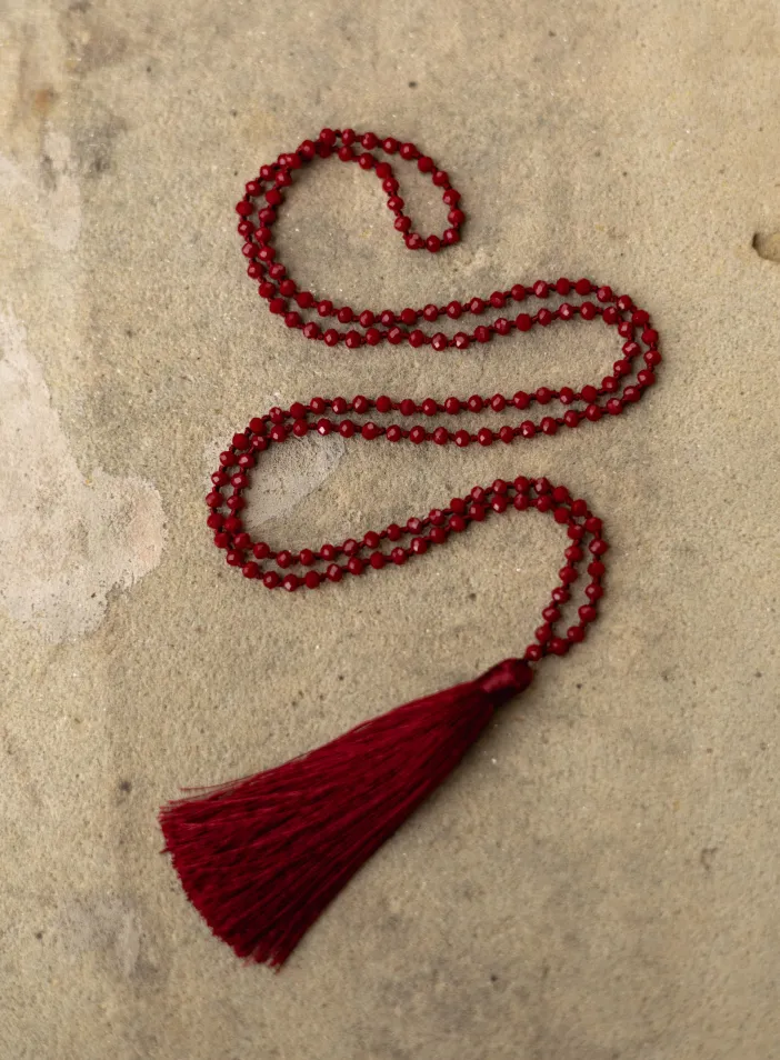 Náhrdelník Japa mala červený se střapcem | PachaMama.cz