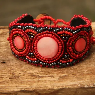 Korálkový náramek, vyšívaný, červený | PachaMama.cz