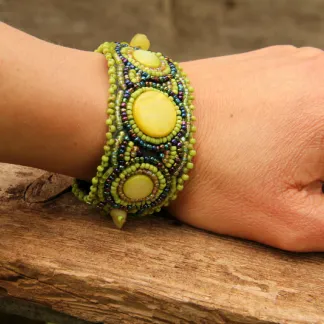 Korálkový náramek, vyšívaný, zelený | PachaMama.cz