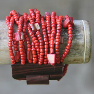 Náramek s dřevěnou přezkou, červený | PachaMama.cz