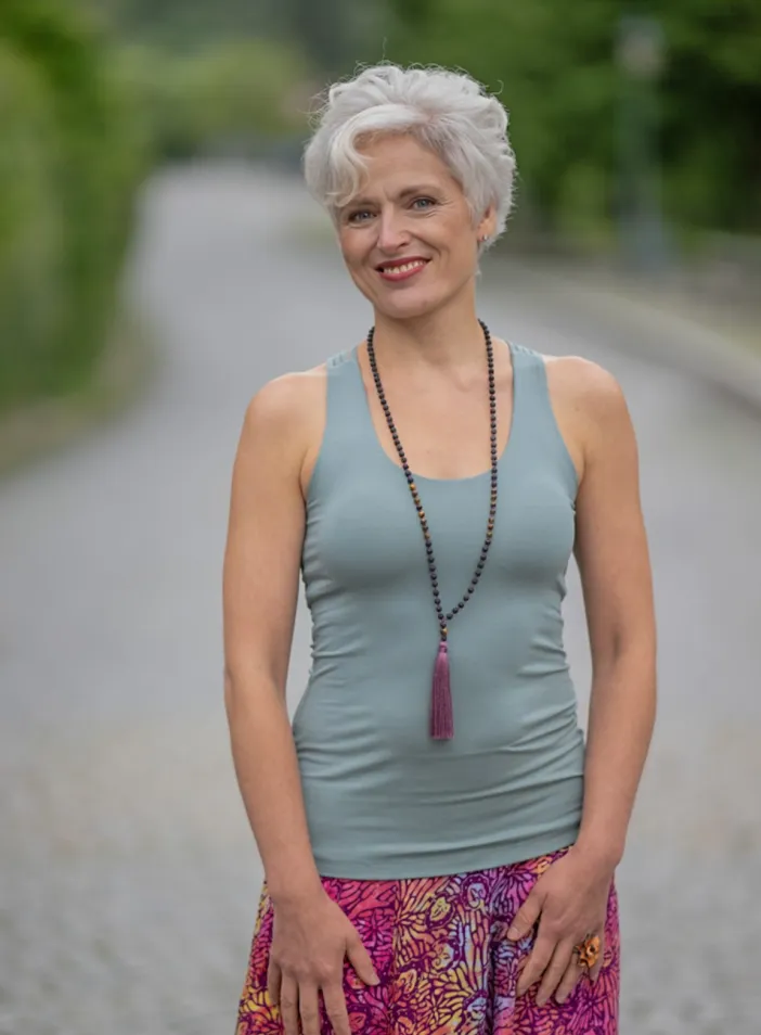 Tílko Lea s všitou braletkou, barva MOSS | PachaMama.cz