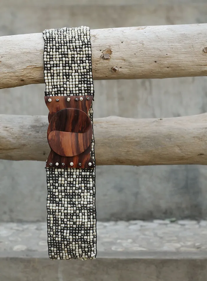 Korálkový opasek s dřevěnou přezkou | PachaMama.cz