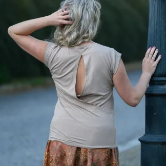 Triko Allure s výstřihem na zádech 