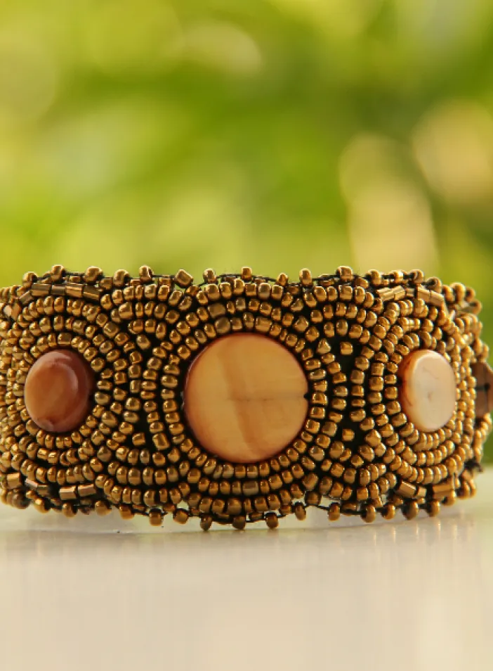 Korálkový náramek, vyšívaný, zlatý | PachaMama.cz