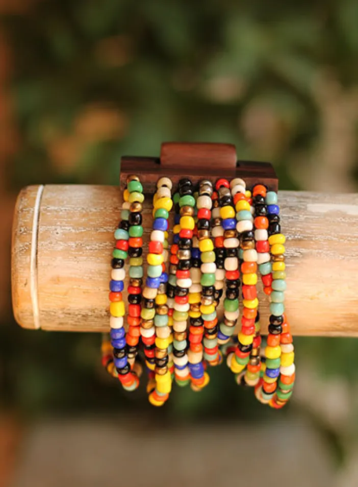Náramek s dřevěnou přezkou, mix barev | PachaMama.cz
