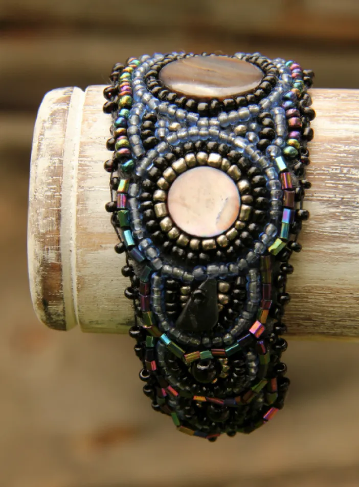 Korálkový náramek, vyšívaný, černomodrý | PachaMama.cz