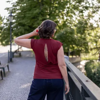 Triko Allure s výstřihem na zádech 