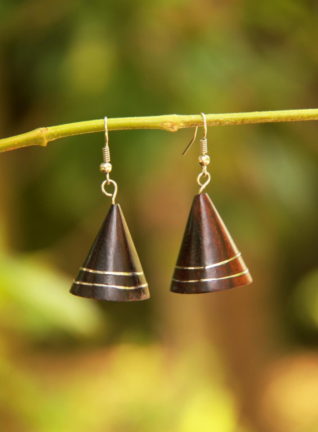 Dřevěné náušnice s kovovou aplikací | PachaMama.cz