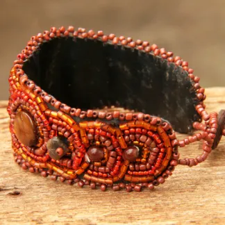 Korálkový náramek, vyšívaný, hnědooranžový | PachaMama.cz
