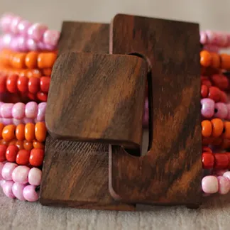 Náramek s dřevěnou přezkou, mix barev | PachaMama.cz