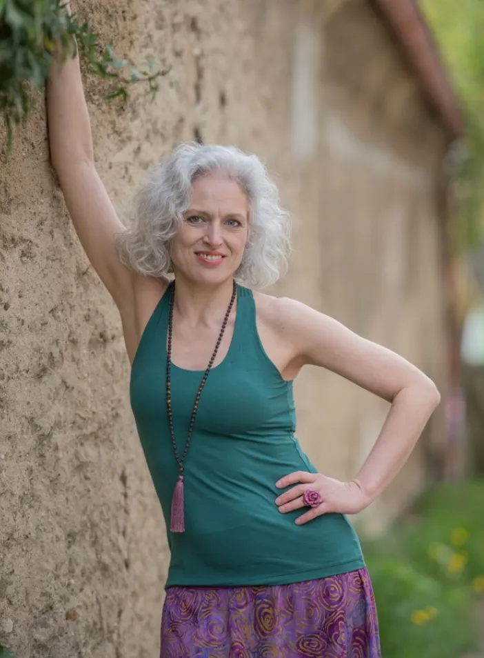 Tílko Lea s všitou braletkou, barva JASPER | PachaMama.cz