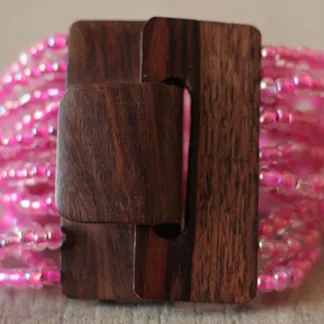 Náramek s dřevěnou přezkou, růžový | PachaMama.cz